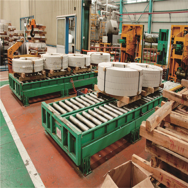 Línea de envasado de bobinas de acero vertical completamente automática