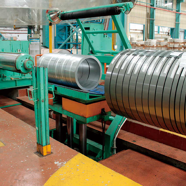 Línea automática de embalaje vertical de bobinas de acero