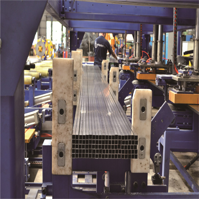 Línea de paletizado y envasado de tubos de acero electromagnético
